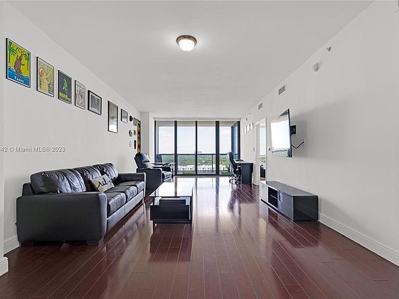 3rd image of 601 NE 36th St APT 1206