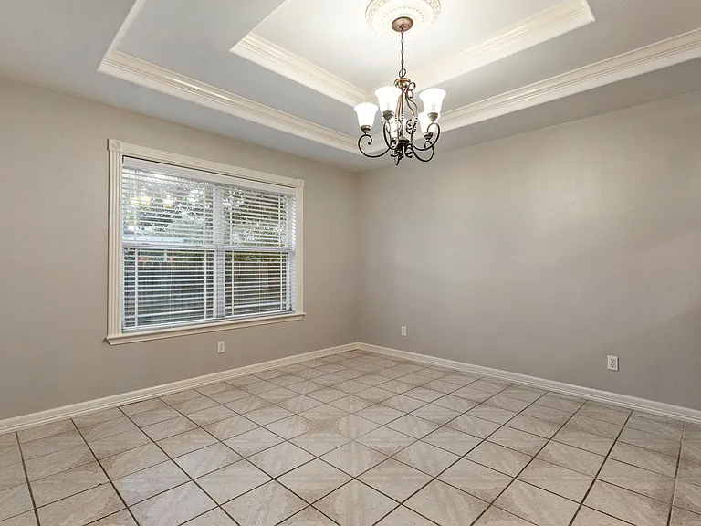 610 Violet Ln — Photo 6