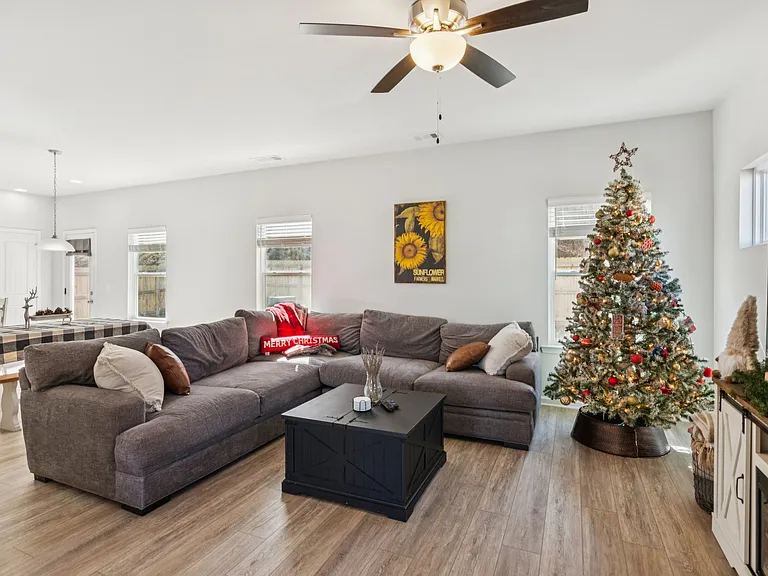566 Skye Dr — Photo 5