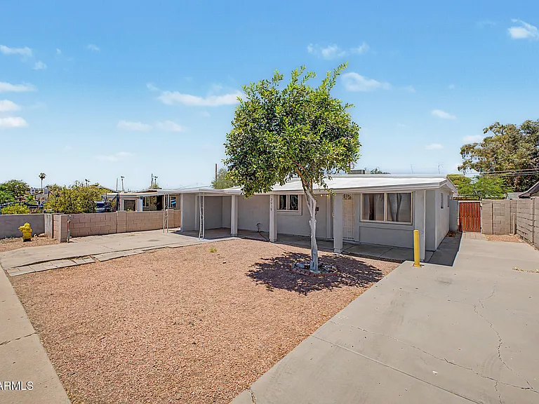2038 E Lemon St — Photo 3