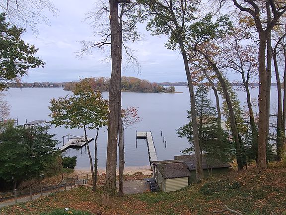 2nd image of 1043 Park Rd