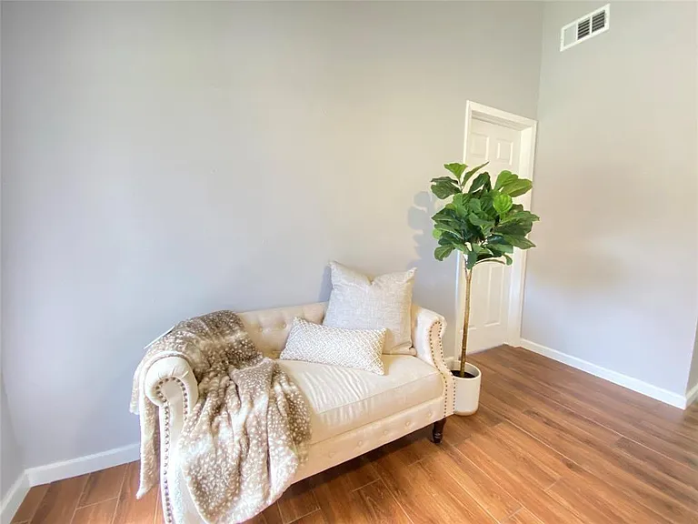 1011 Melford Ave — Photo 3