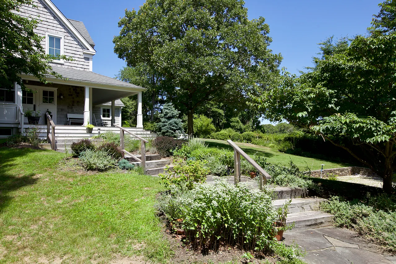 West Neck Contemporary Farmhouse With Majestic Views — Photo 2