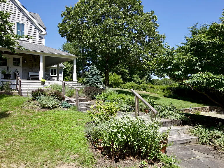 140 W Neck Rd — Photo 2