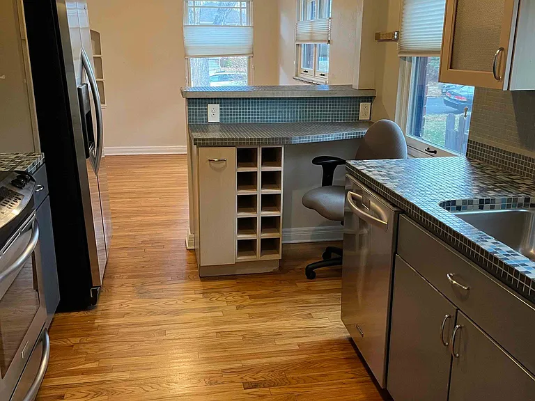 Kitchen w nice appliciances