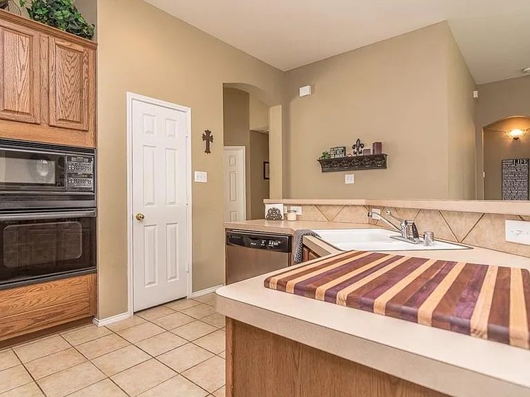 5708 Bedford Ln — Photo 3