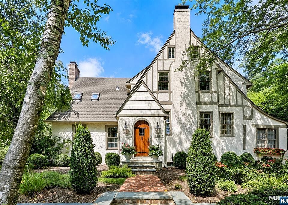 1st image of 402 Mountain Avenue