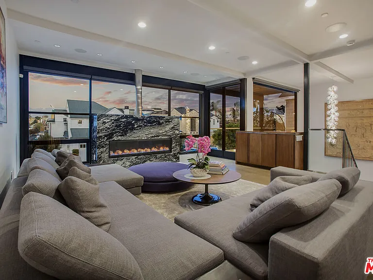 2105 E Balboa Blvd — Photo 9