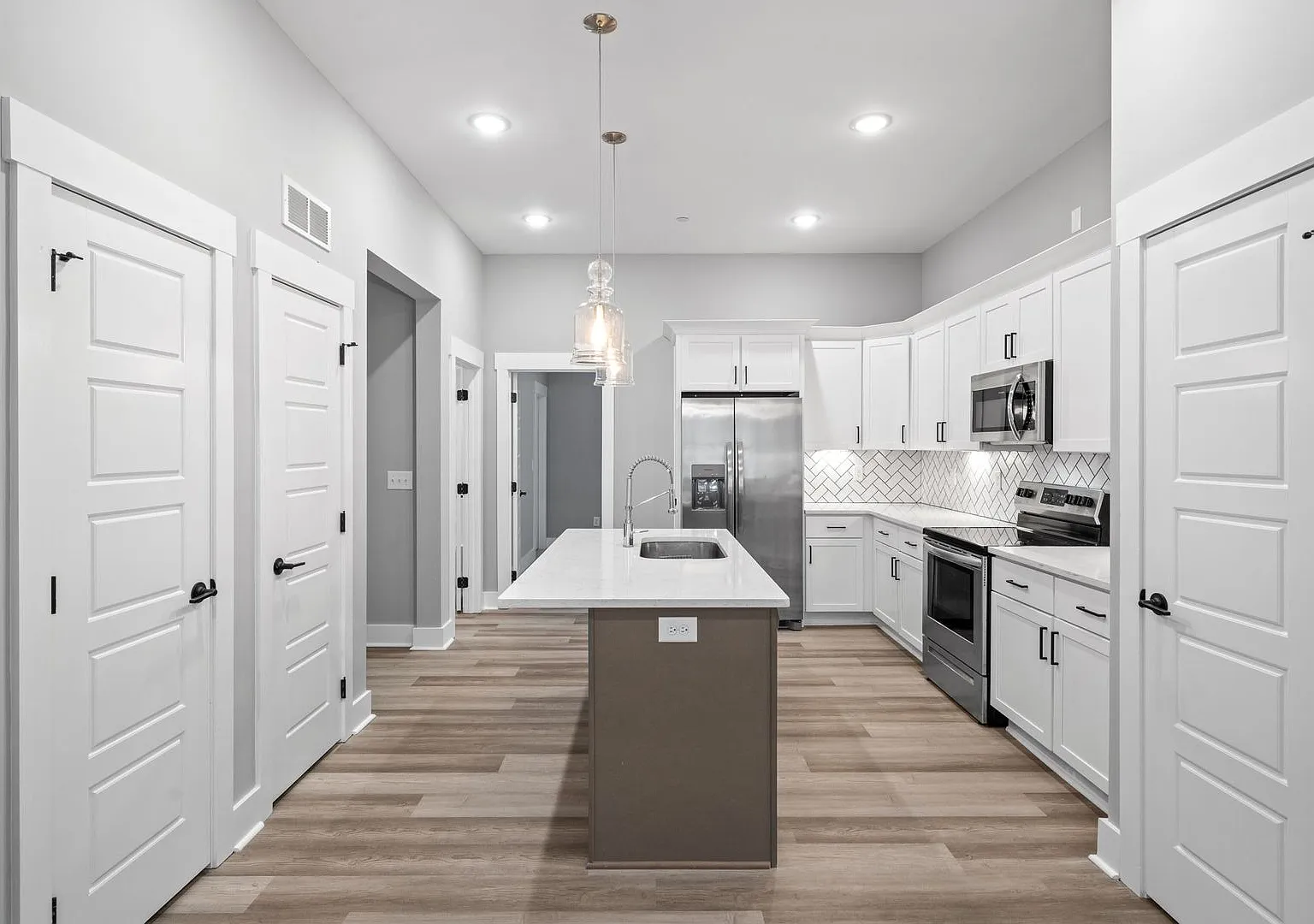 Gorgeous 3 Story 4 Bedroom Pet Friendly Home For Rent! — Photo 1