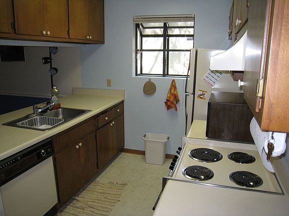 4th image of 340 Whetherbine Way E