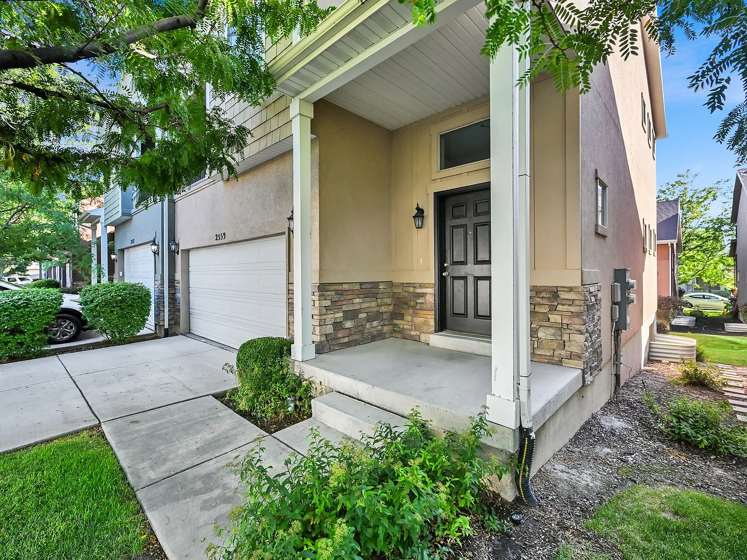 3 bed, 2.5 bath, 2355 sqft, $2,400 — Photo 2