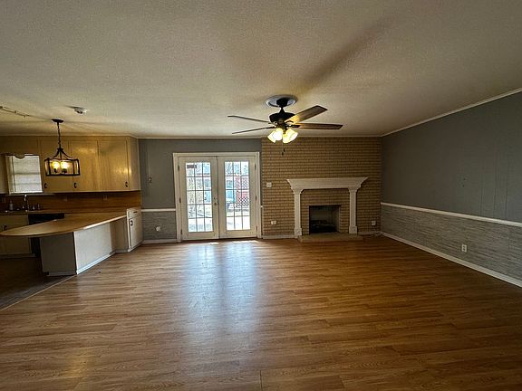 4th image of 206 Evergreen St