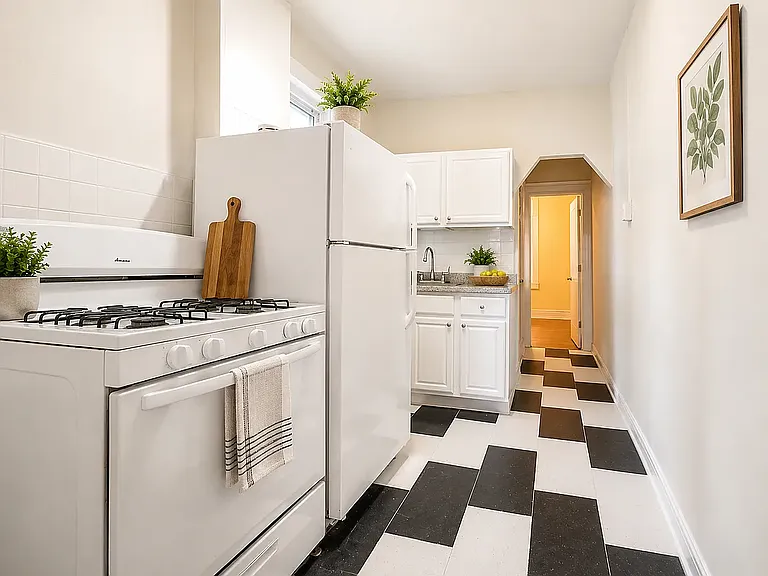 1118 Madison St #3R — Photo 2