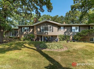 10 River Dr, Trout Valley, IL 60013