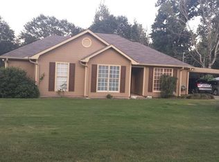 141 Oakleaf Ln, Smiths Station, AL 36877