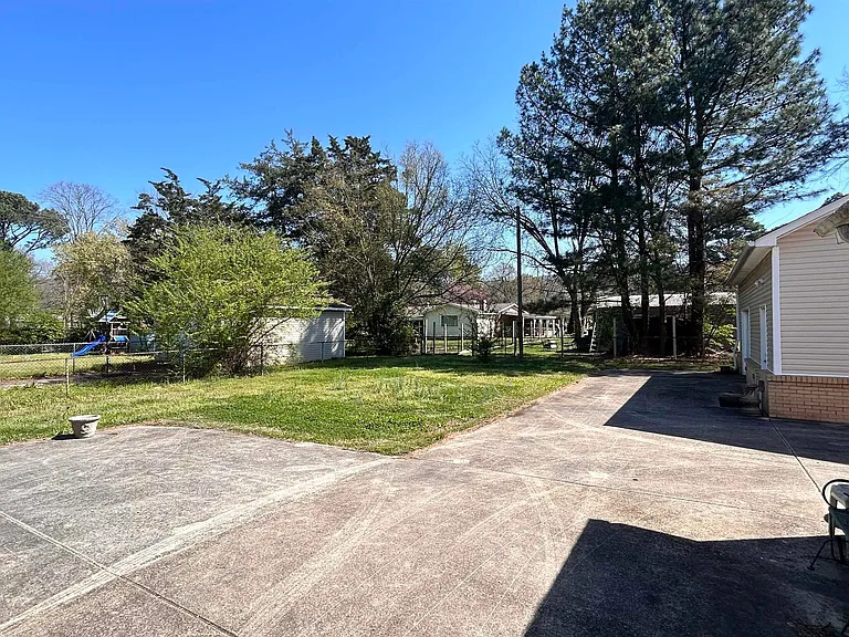 2106 Giles Dr NE — Photo 4