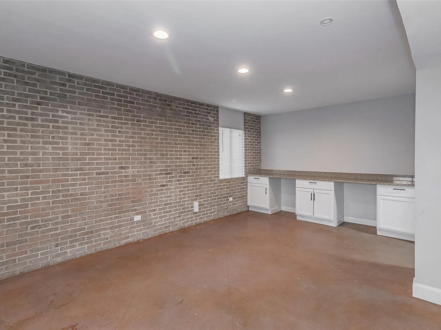 3 bed, 2.5 bath, 2090 sqft, $2,400 — Photo 4