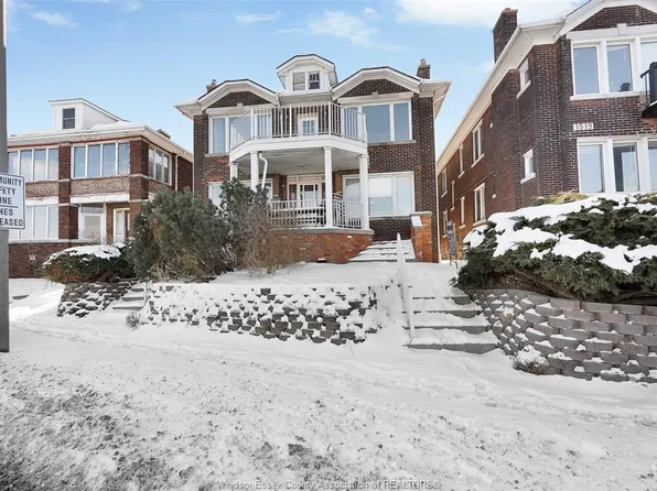 1529 Riverside Dr E, Windsor, ON N9A 2V1