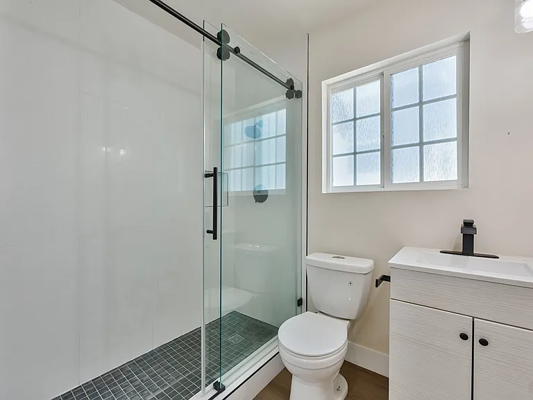 230 N Burlington Ave #1/2 — Photo 17
