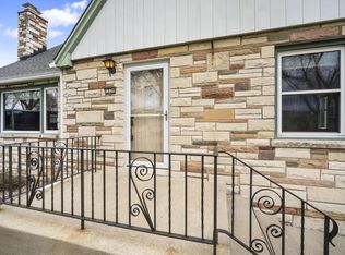 1536 W Maplewood Ct, Milwaukee, WI 53221