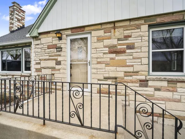 1536 West Maplewood COURT, Milwaukee, WI 53221