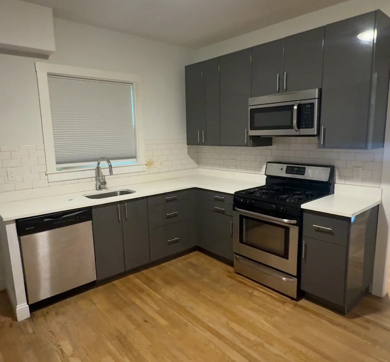 3 bed, 800 sqft, $3,295 — Photo 1