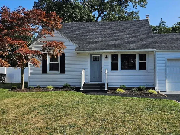 318 Oakwood Avenue, West Islip, NY 11795