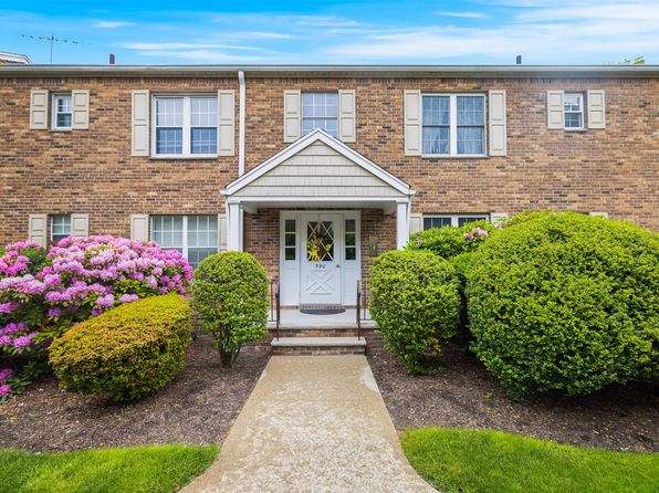 590 Center St APT 1