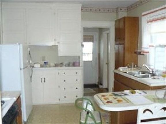 2nd image of 916 Mill St
