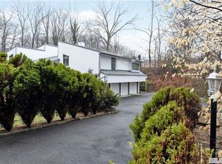 2 Astor Ln, Port Washington, NY