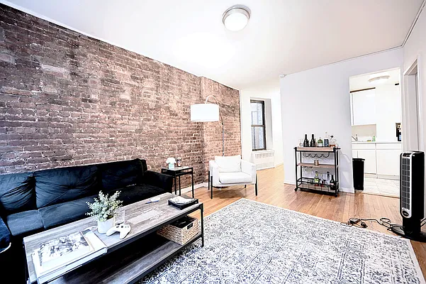 Rented by Urbane Brokerage | media 17