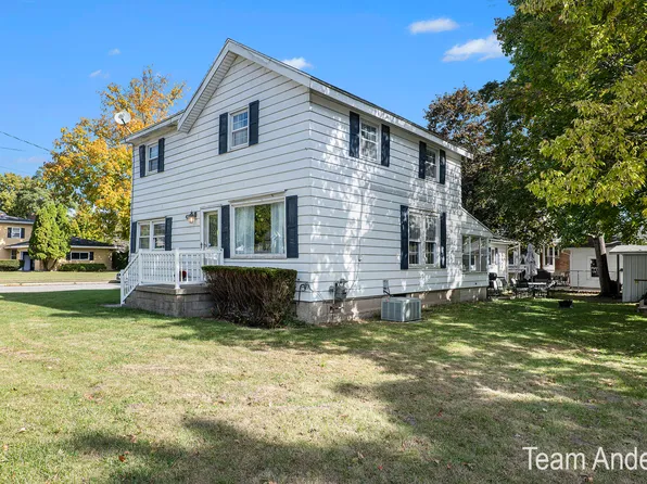 423 N Hudson St SE, Lowell, MI 49331