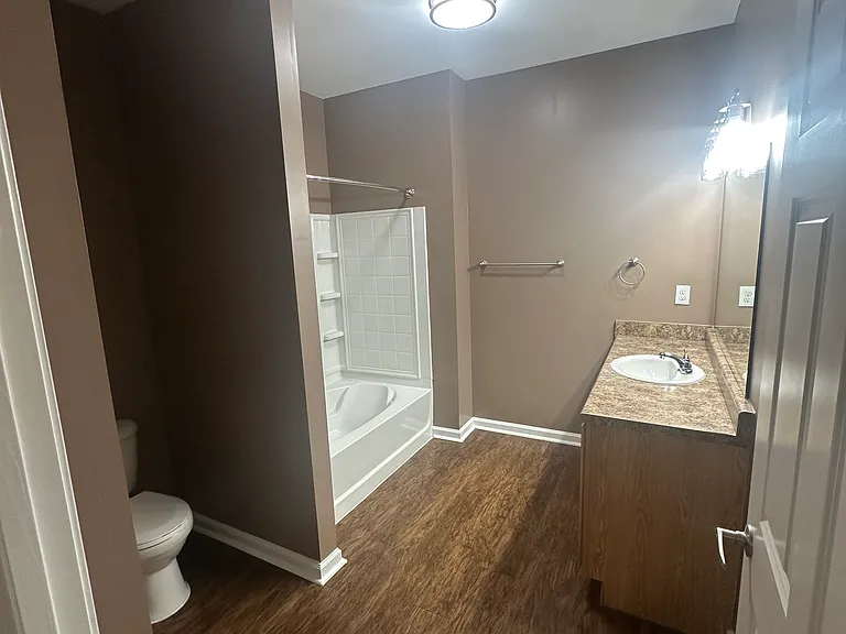 Pinnacle Pointe Apartments — Photo 36