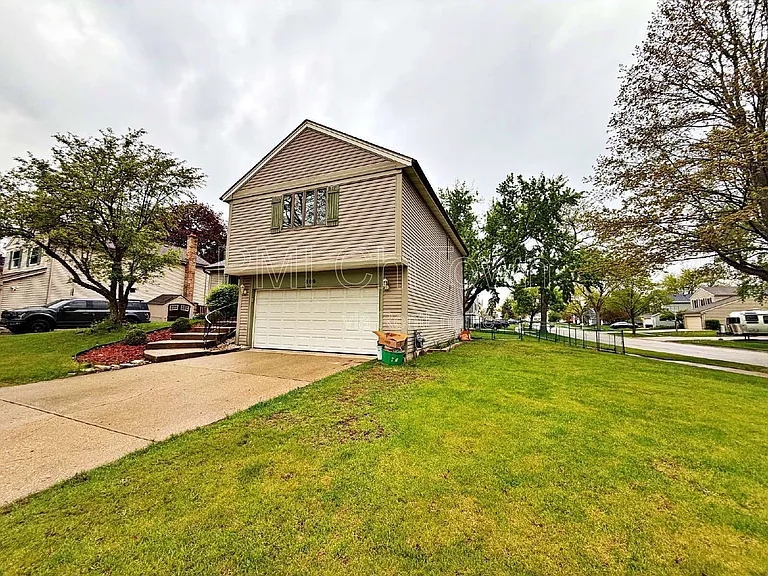 800 W Beechtree Ln — Photo 2