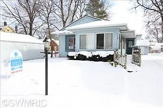 376 Sigsbee Ave NE photo 1