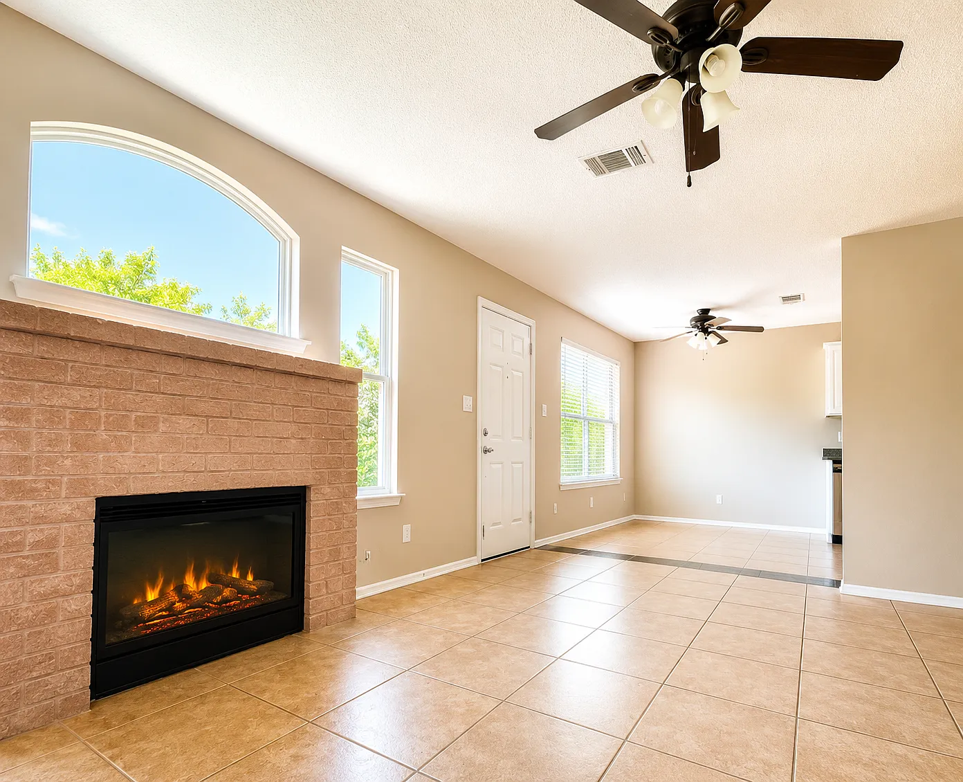 3 bed, 1394 sqft, $2,100 — Photo 3