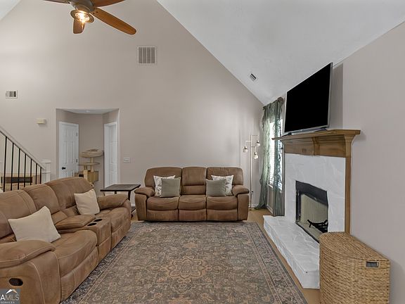 3rd image of 926 Locust Rd