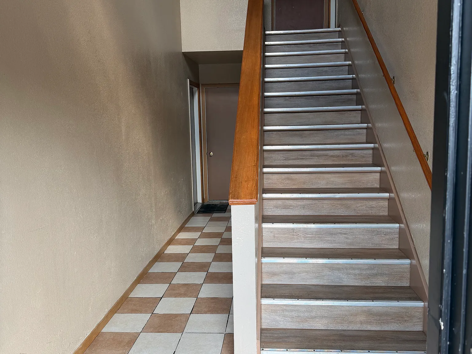 3 bed, 1000 sqft, $1,300 — Photo 3