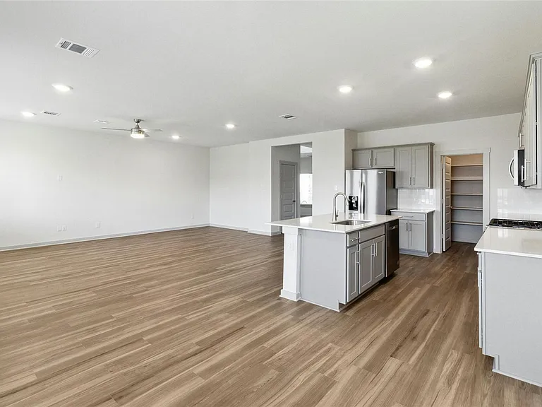 320 Fairfax Ave — Photo 10