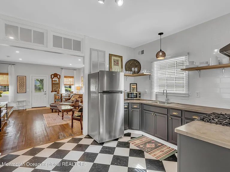 237 Bay Ave — Photo 20