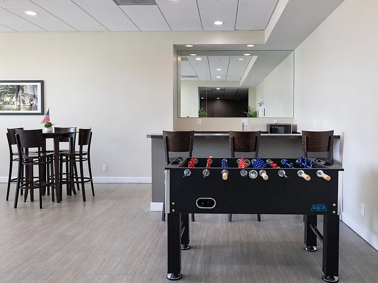 Del Coronado Apartments — Photo 18