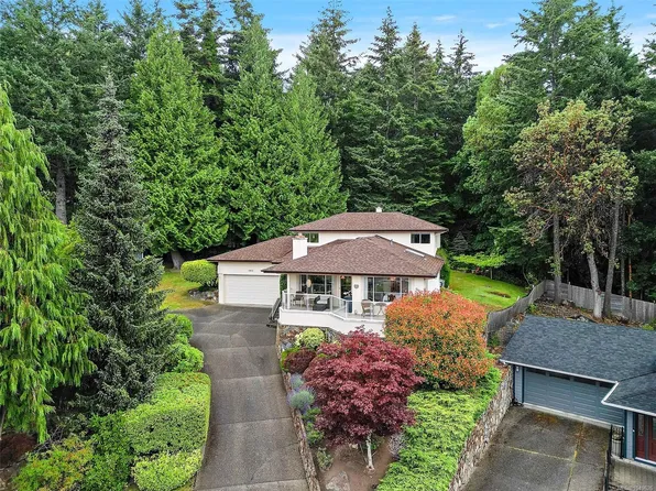 4802 Amblewood Dr, Saanich, BC V8Y 2S4