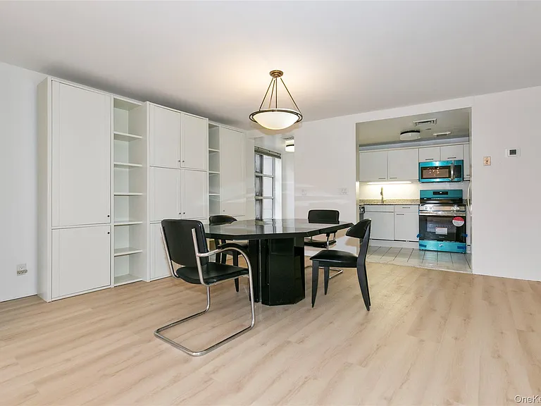100 Cuttermill Rd #2C — Photo 9