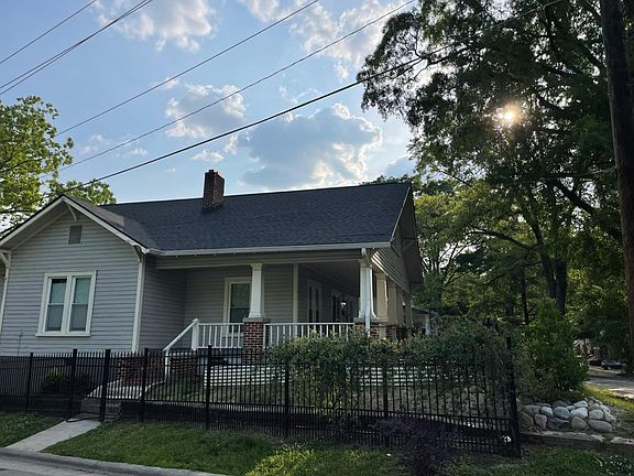 3rd image of 1301 W Chapel Hill St