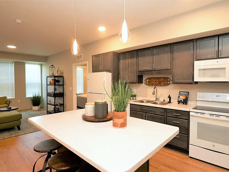 1845 University Ave W #E402 — Photo 3