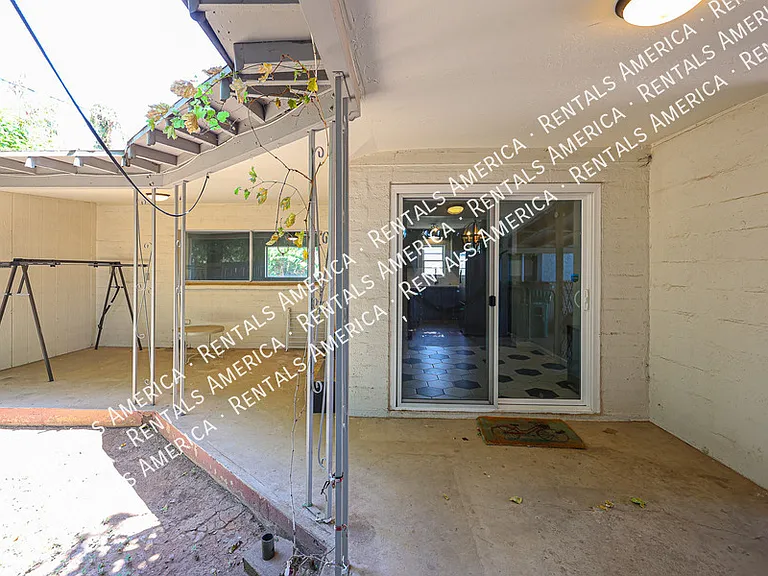 708 E 2nd St — Photo 30