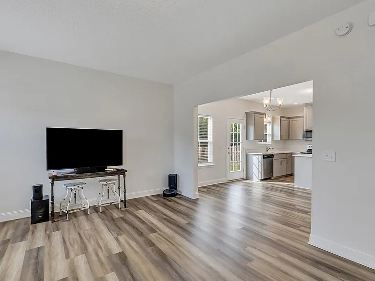 487 Meloney Dr — Photo 13