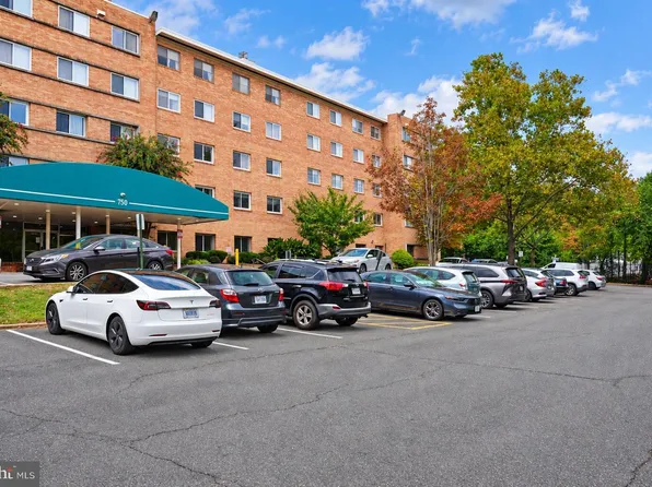 750 S Dickerson St APT 402, Arlington, VA 22204