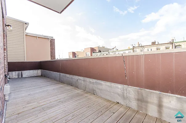 Rented by EXR | media 9