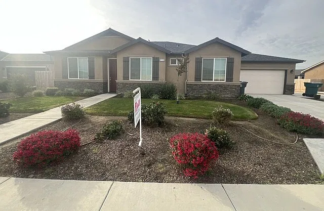 3 bed, 1297 sqft, $2,400 — Photo 1